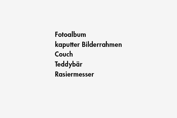 Fotoalbum / kaputter Bilderrahmen / Couch / Teddybär / Rasiermesser