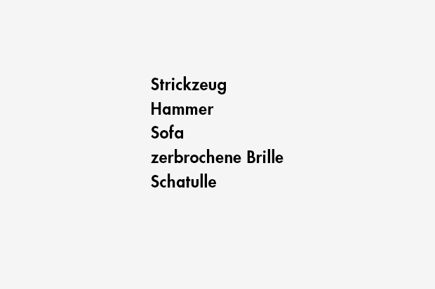 Strickzeug / Hammer / Sofa / zerbrochene Brille / Schatulle