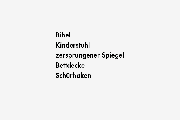 Bibel / Kinderstuhl / zersprungener Spiegel / Bettdecke / Schürhaken