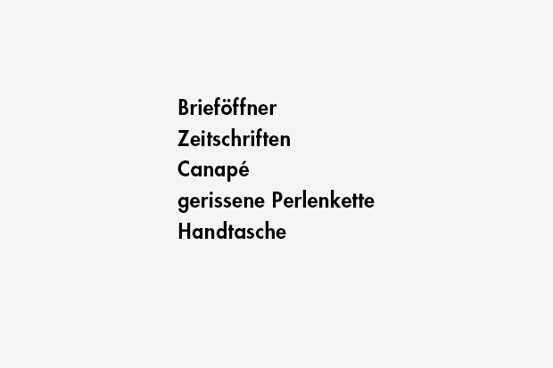 Brieföffner / Zeitschriften / Canapé / gerissene Perlenkette / Handtasche