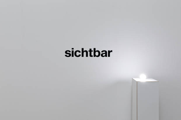 Sichtbar, 2019, Vinyl / Sockel mit LED Leuchtmittel